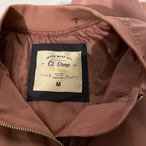 WINDBREAKER
Size: Medium but can also fit a large
